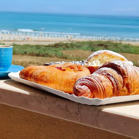 Prima Fila Mare Parcheggio Wifi By Wehostyou Lägenhet
